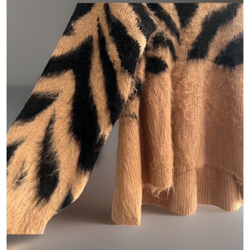 POL Zebra Stripe Fuzzy V Neck Chunky Oversized Sweater Women's Size Large - Picture 3 of 11
